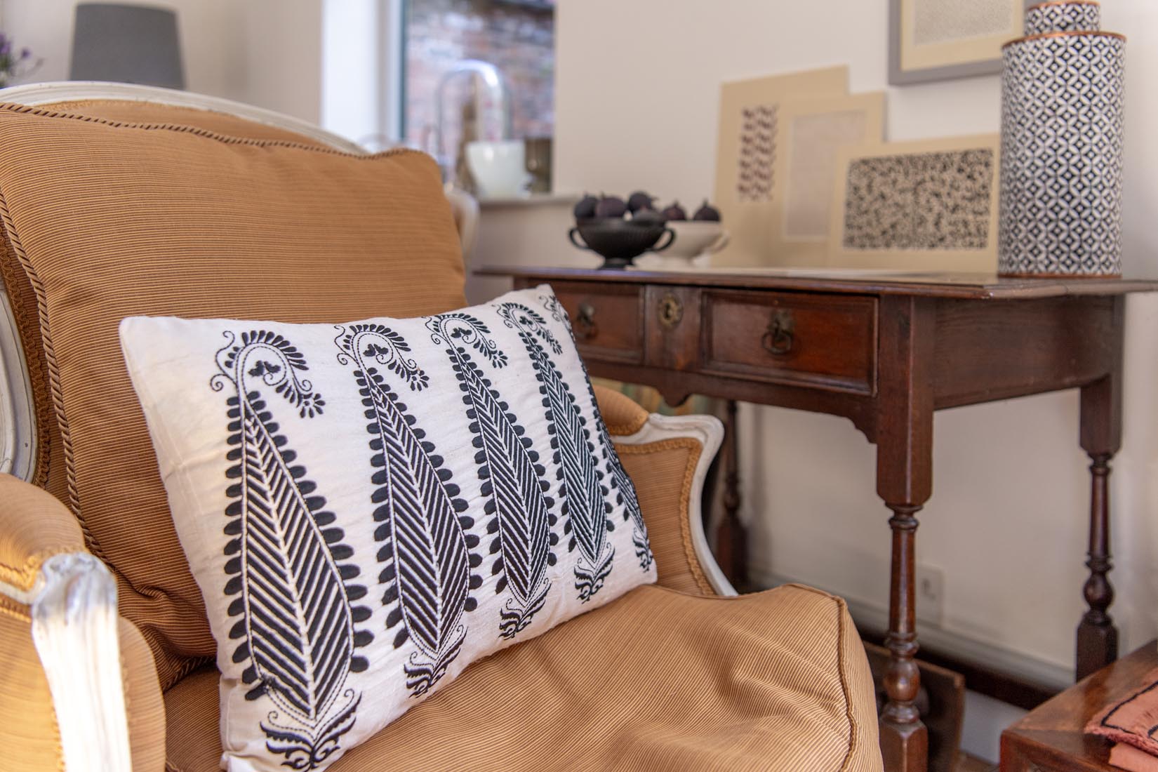 Cushion with paisley design - Natalia Willmott