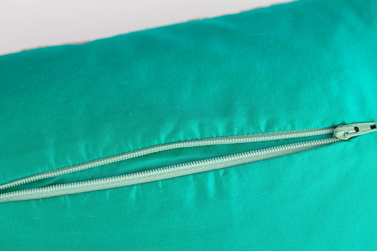 "LISIÈRES FLEURIES" SILK LOVE CUSHION - Natalia Willmott
