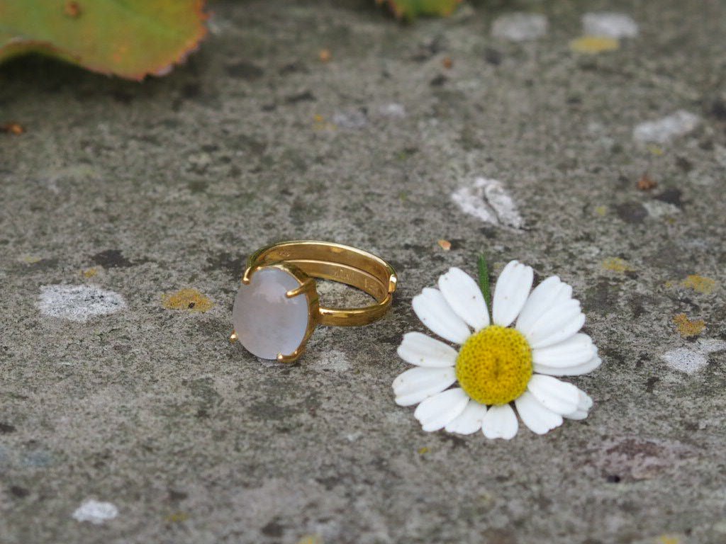 Adjustable chalcedony ring - Natalia Willmott