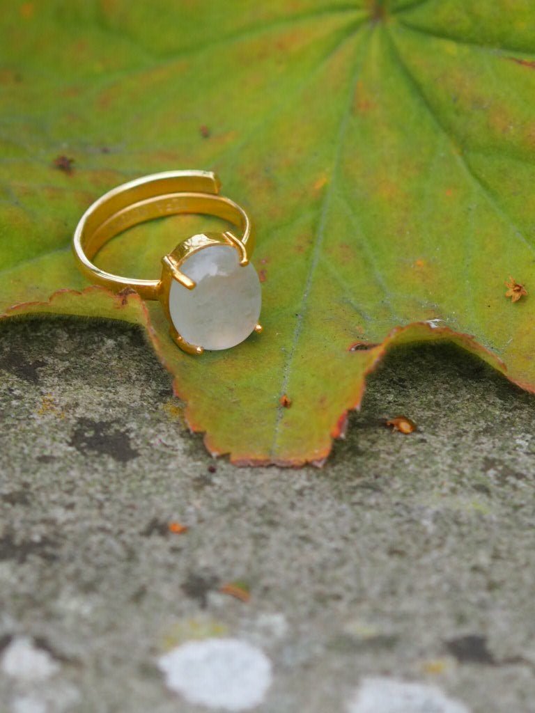 Adjustable chalcedony ring - Natalia Willmott