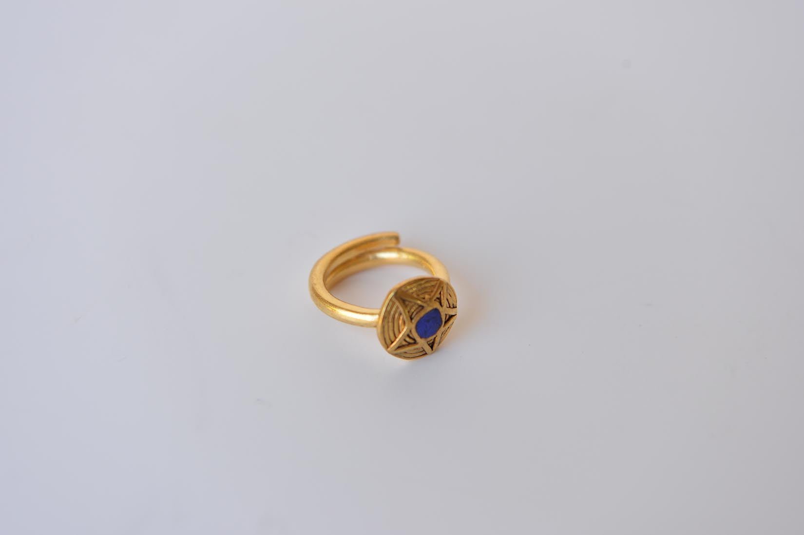 Adjustable star ring by Elisabeth Riveiro - Natalia Willmott