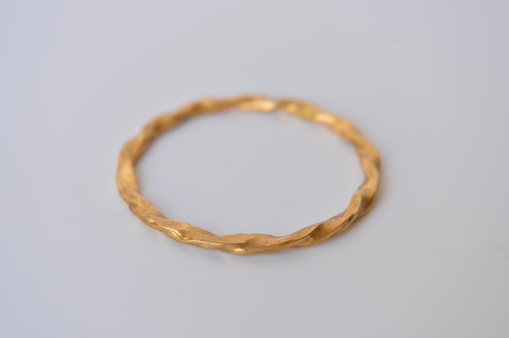 Circular bangle bracelet "Torsade" by Elisabeth Riveiro - Natalia Willmott