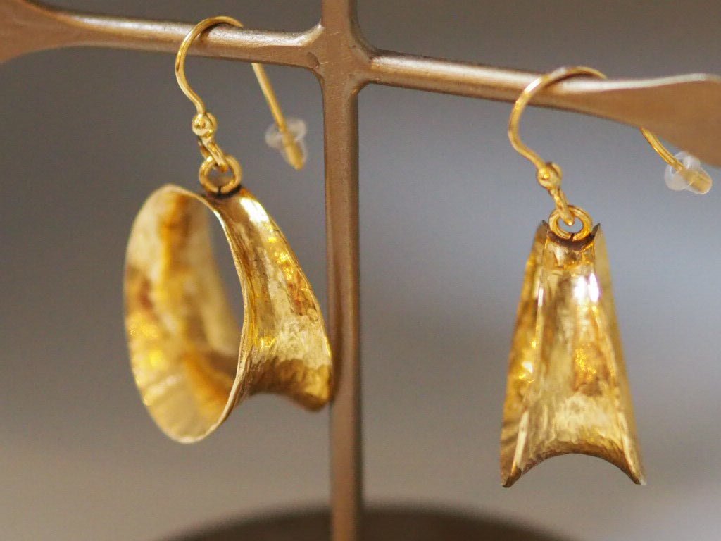 Earrings "Volutines" and "Majestic" by Elisabeth Riveiro - Natalia Willmott