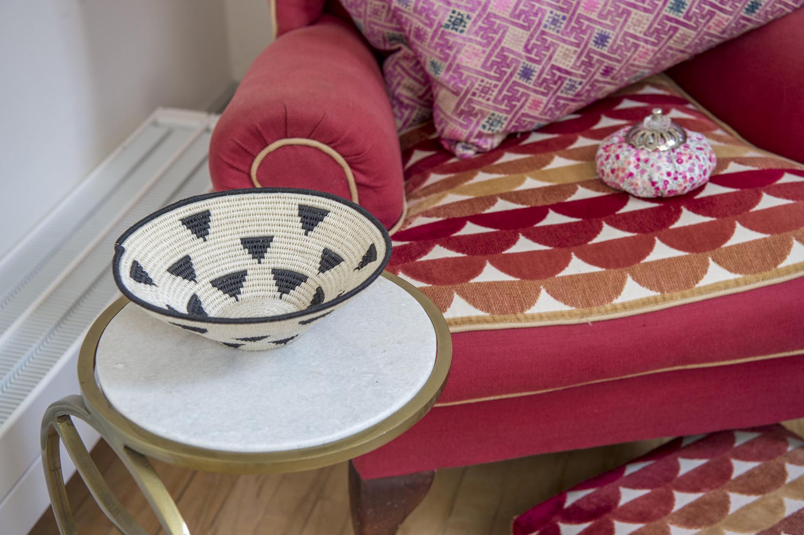 Hand woven sisal basket plate - black and white triangles - Natalia Willmott