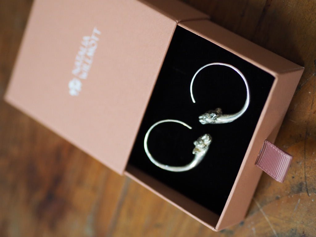 Lioness - « lionne » earrings by Elisabeth Riveiro - Natalia Willmott