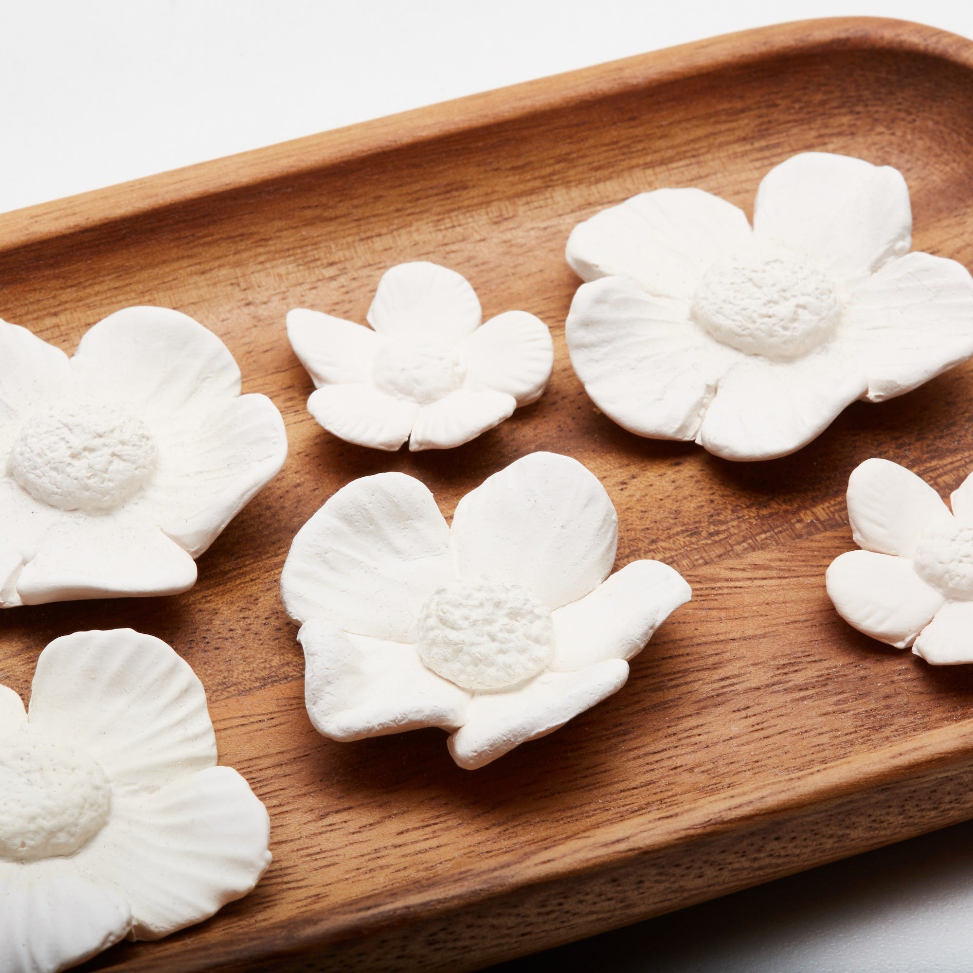 Perfume diffuser wood tray and Porcelain flowers - Natalia Willmott