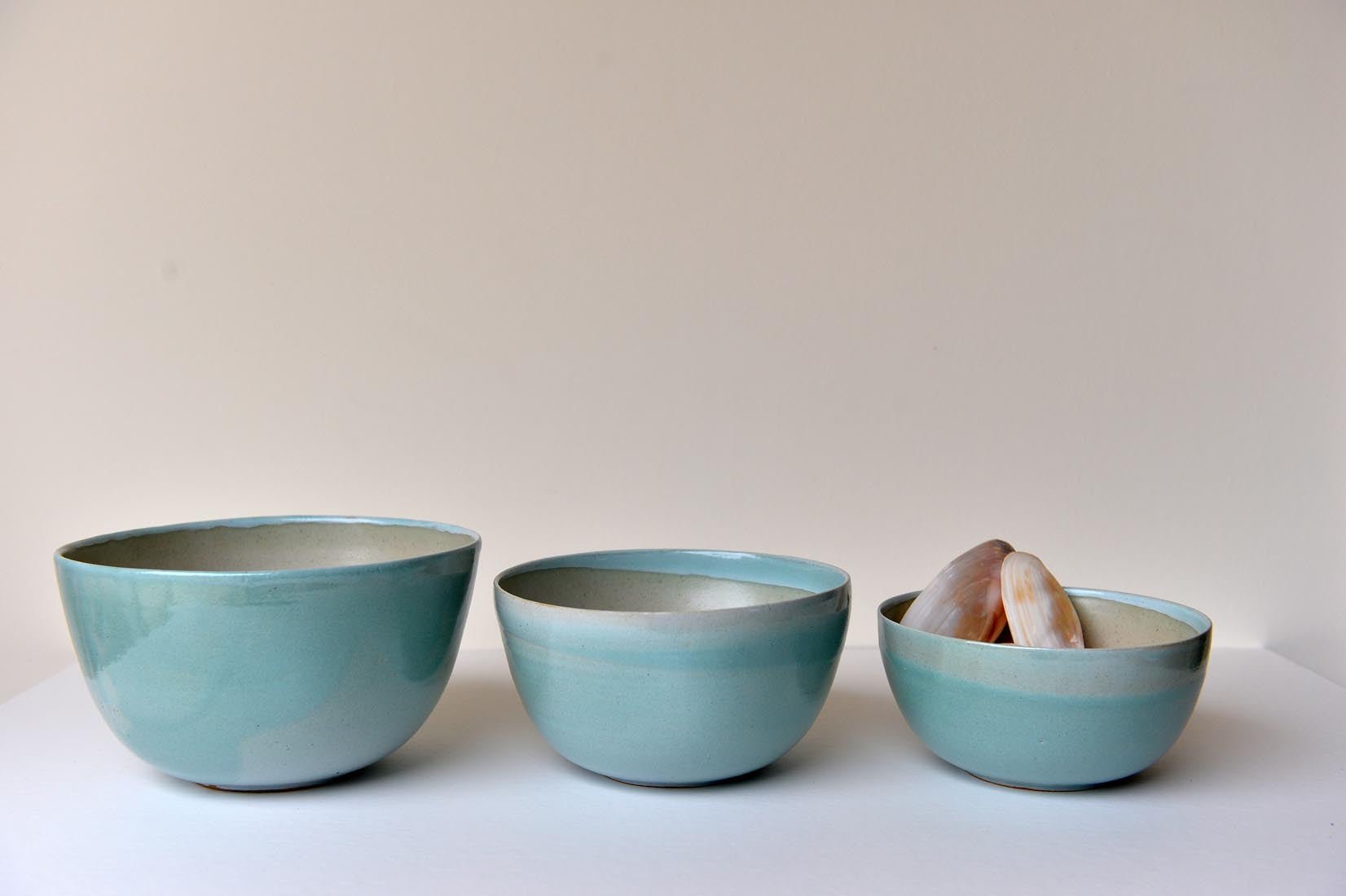 Turquoise ceramic stoneware bowl by Jane Schaffer - Natalia Willmott