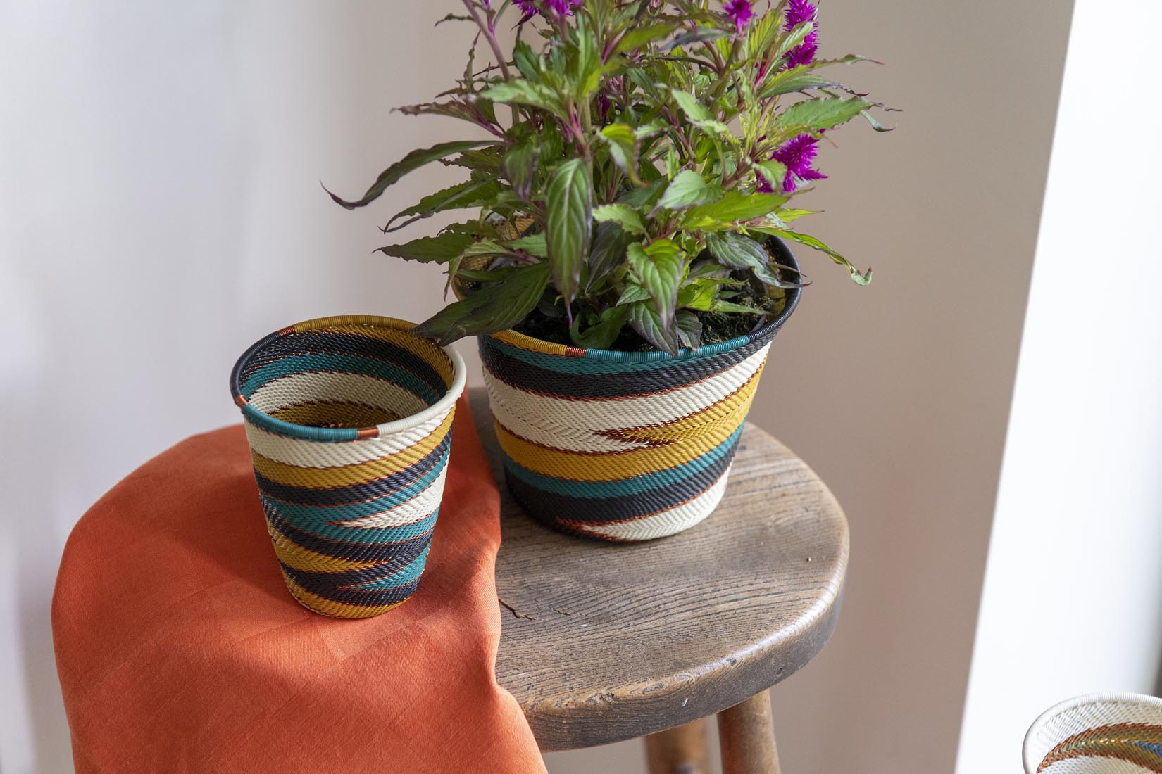 Zulu bowl with copper wire - Natalia Willmott
