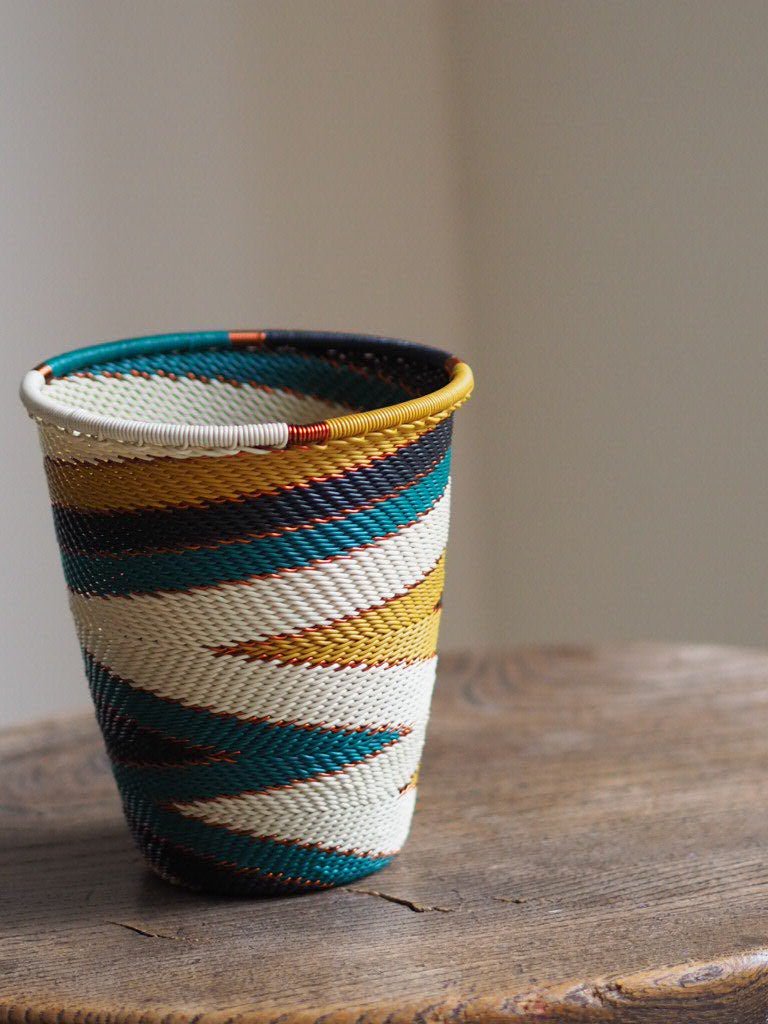 Zulu bowl with copper wire - Natalia Willmott