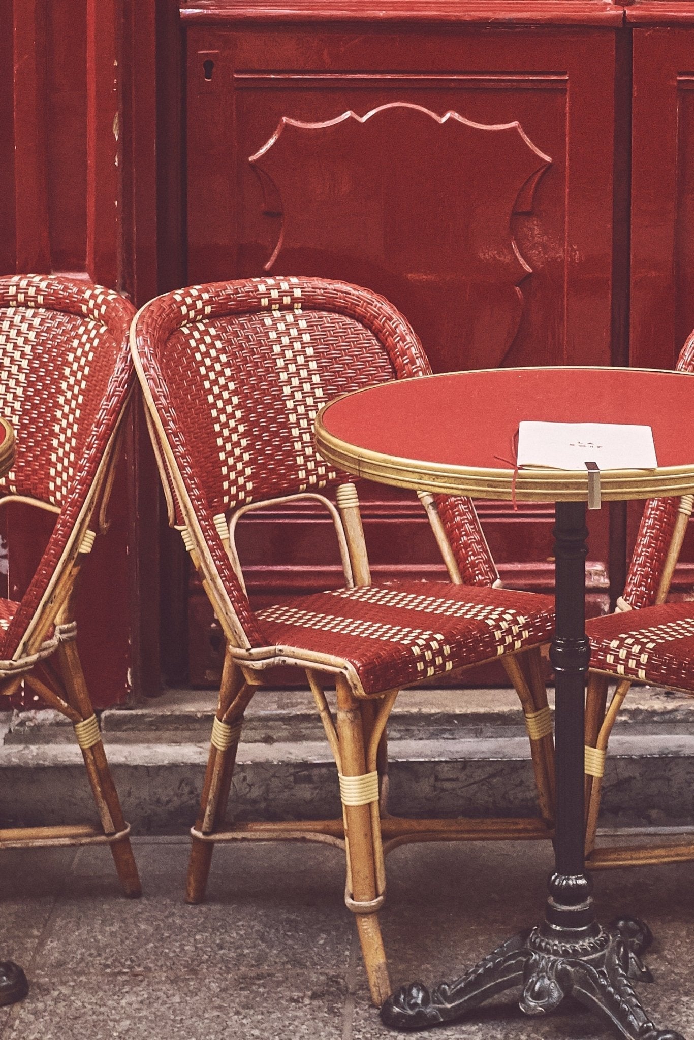 The Beauty of "Regarder le monde passer"- watch the world go by - Natalia Willmott