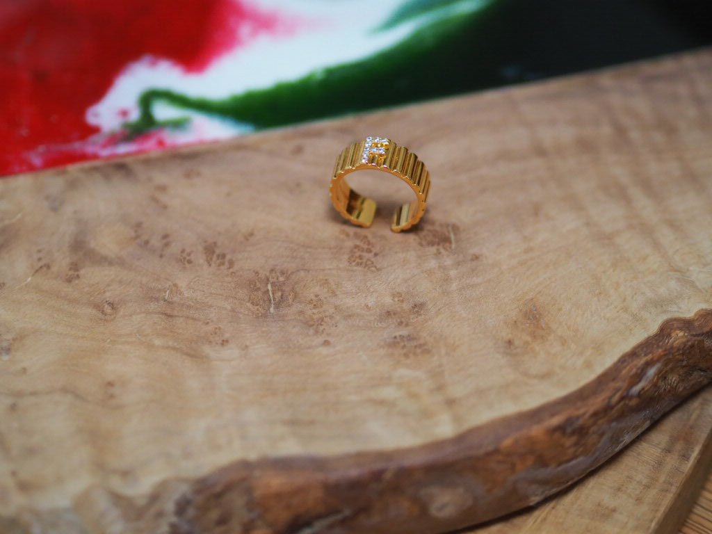 Adjustable initial ring - Natalia Willmott