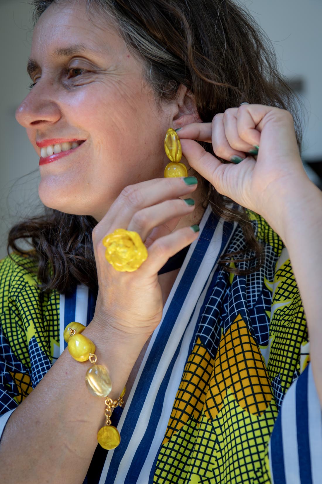 Adjustable ring flower “Leonora" light of sun yellow by Dominique Denaive - Natalia Willmott