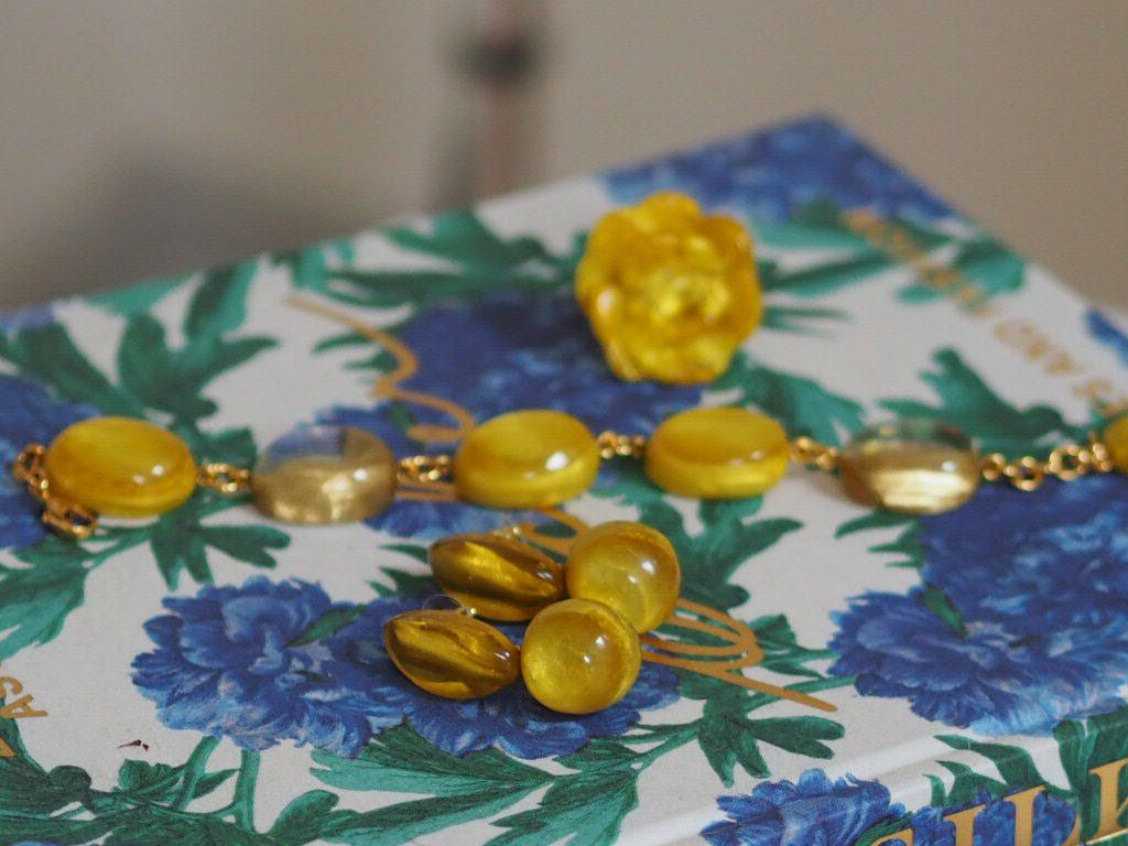 Adjustable ring flower “Leonora" light of sun yellow by Dominique Denaive - Natalia Willmott