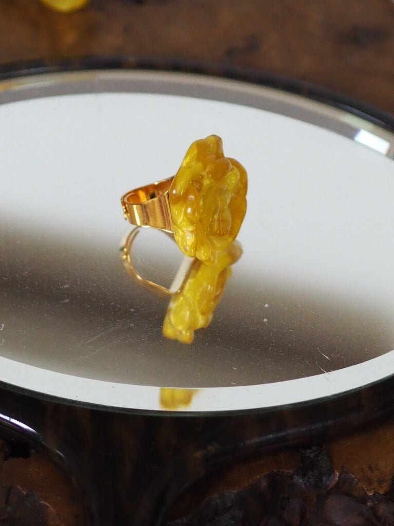 Adjustable ring flower “Leonora" light of sun yellow by Dominique Denaive - Natalia Willmott