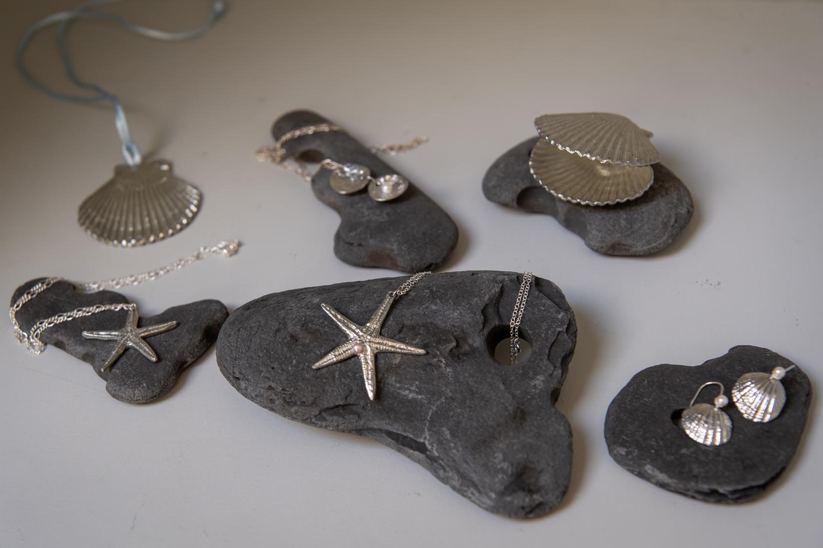 Earrings pewter scallop shells - Natalia Willmott