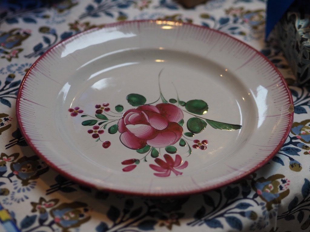 Elegant Faience Les Islettes plate with roses - Natalia Willmott