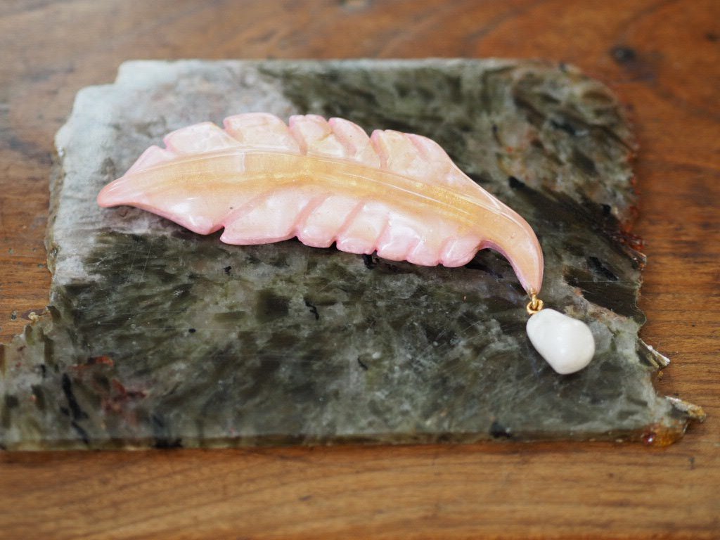 "Feather drop" brooch pink by Dominique Denaive - Natalia Willmott