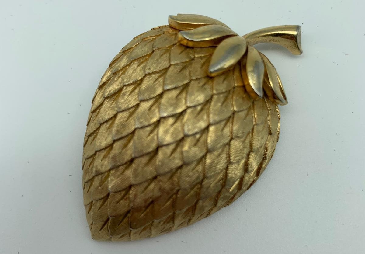 Gold Trifari strawberry brooch pin - Natalia Willmott