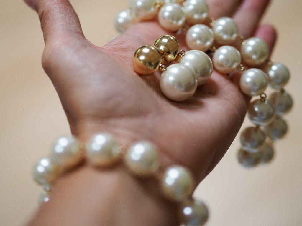 Pearl and gold earring - Natalia Willmott
