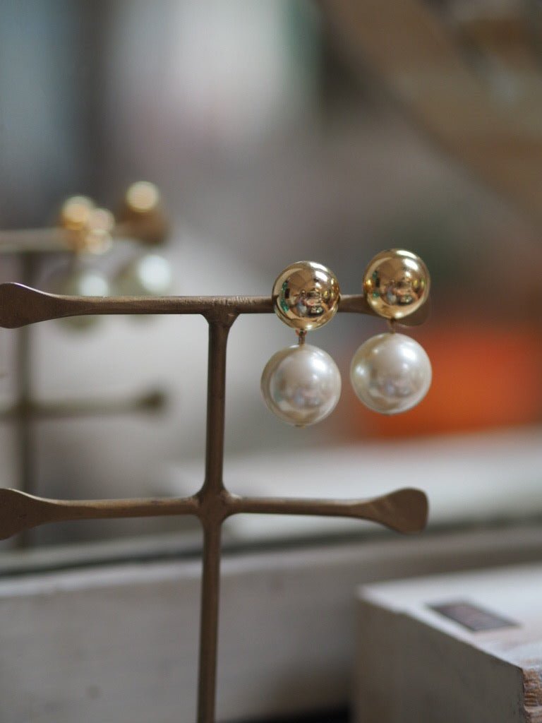 Pearl and gold earring - Natalia Willmott