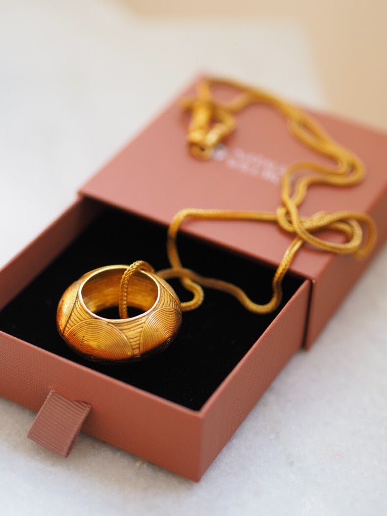 Pendant necklace "Saturn Nymphea" by Elisabeth Riveiro - Natalia Willmott