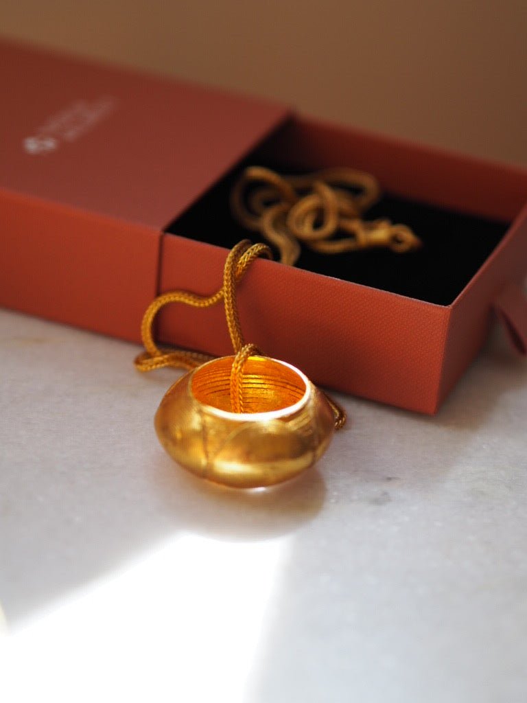 Pendant necklace "Saturn Nymphea" by Elisabeth Riveiro - Natalia Willmott