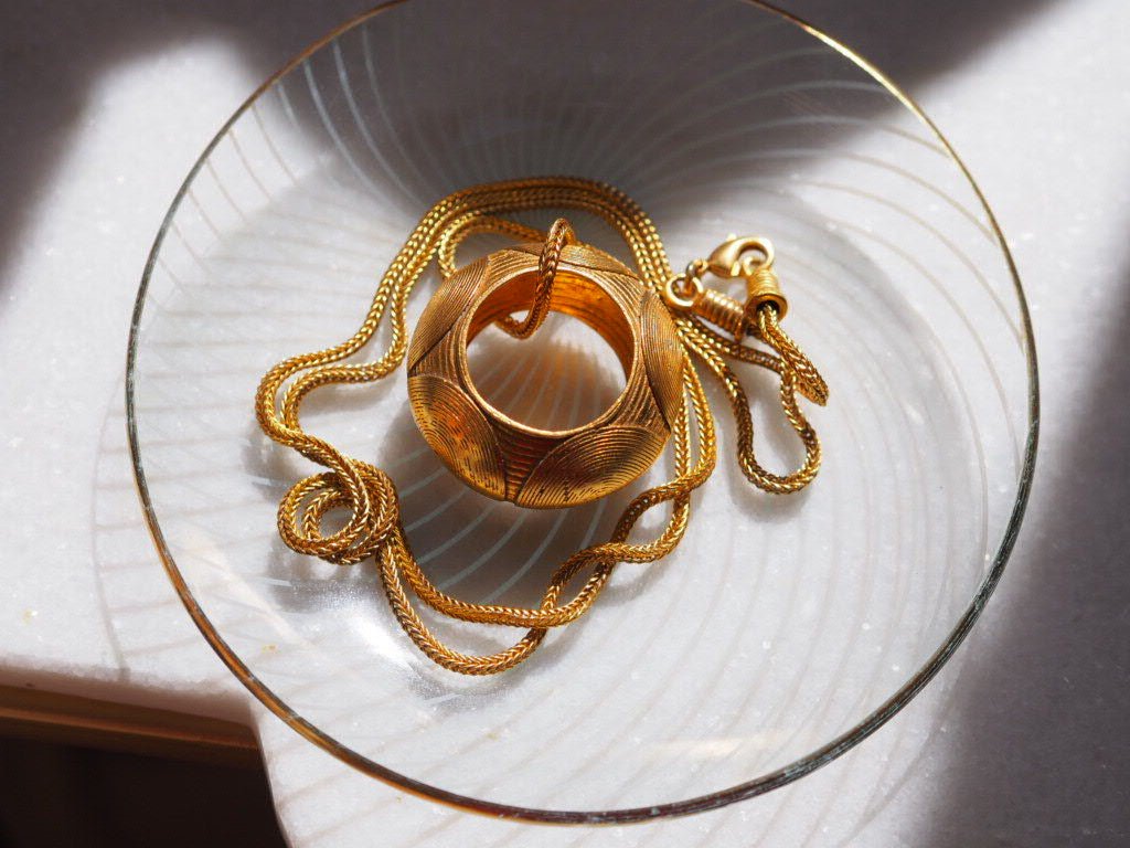 Pendant necklace "Saturn Nymphea" by Elisabeth Riveiro - Natalia Willmott