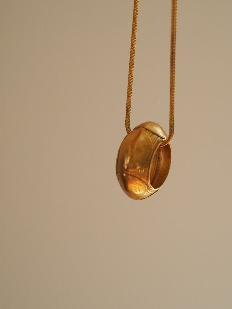 Pendant necklace "Saturn Nymphea" by Elisabeth Riveiro - Natalia Willmott