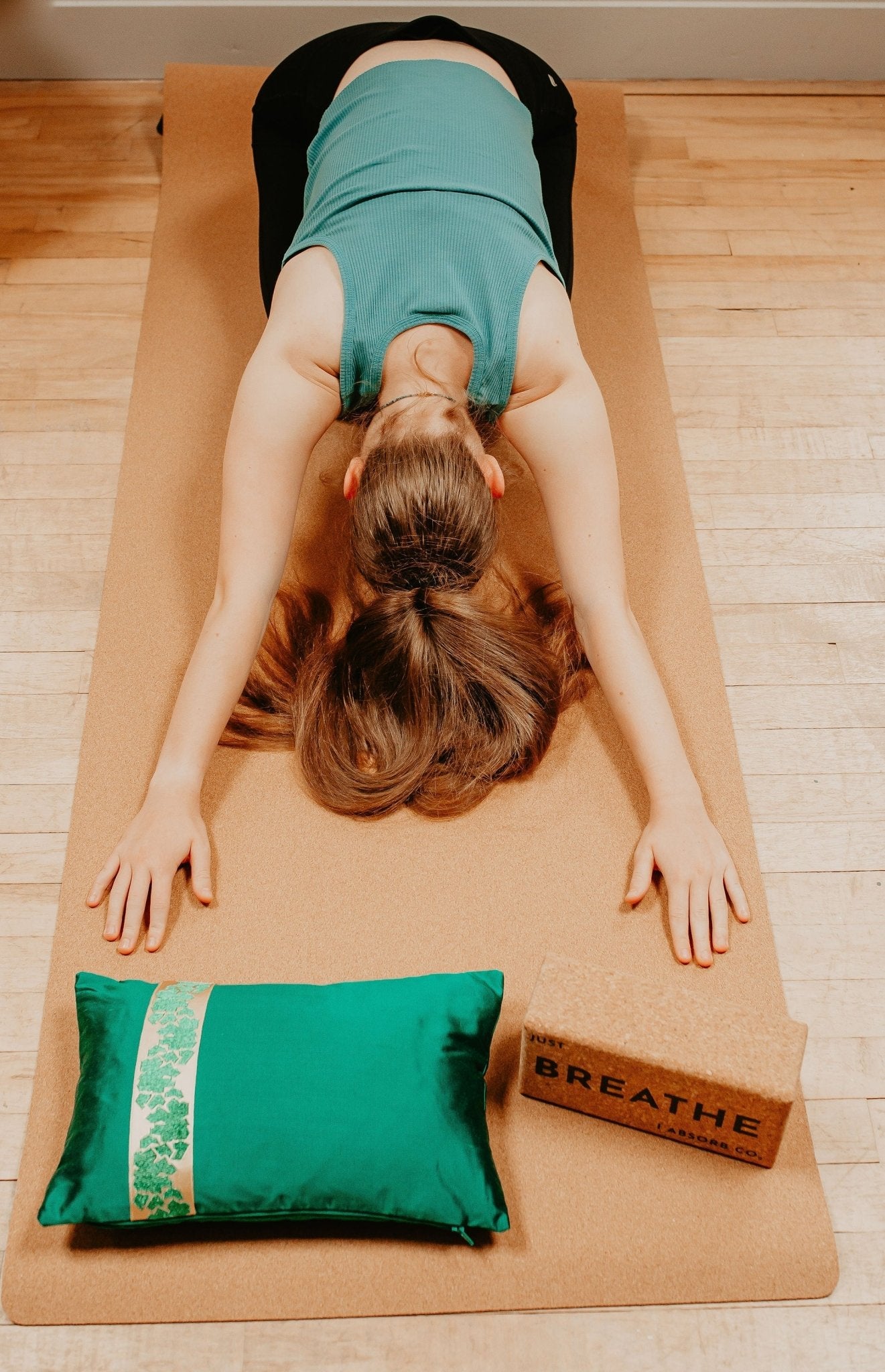 RITUEL GIFT BOX "FRAGMENT" BOND GREEN SILK CUSHION SET WITH GREEN AVENTURINE - Natalia Willmott