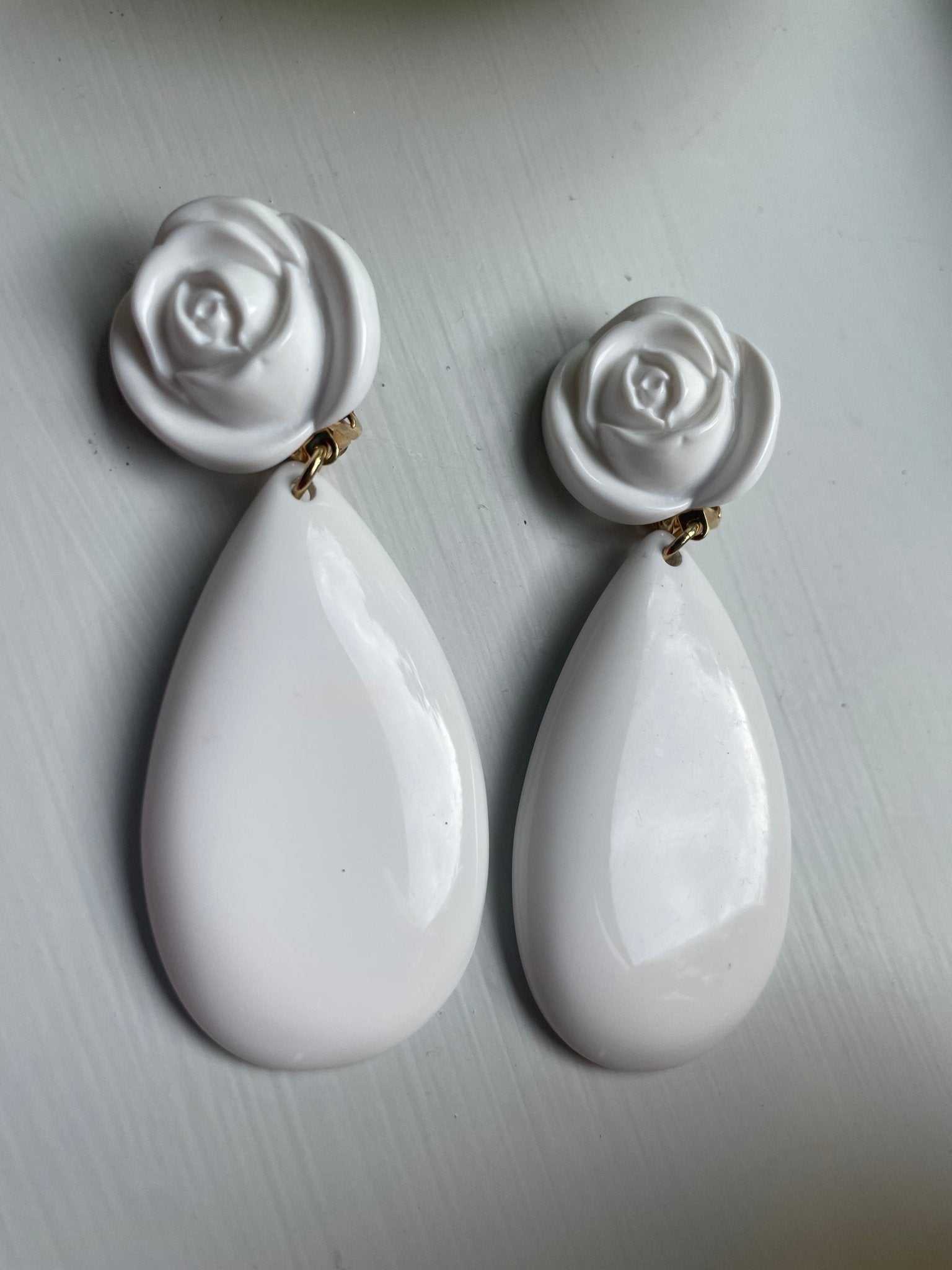 Rose drop white earrings - Natalia Willmott