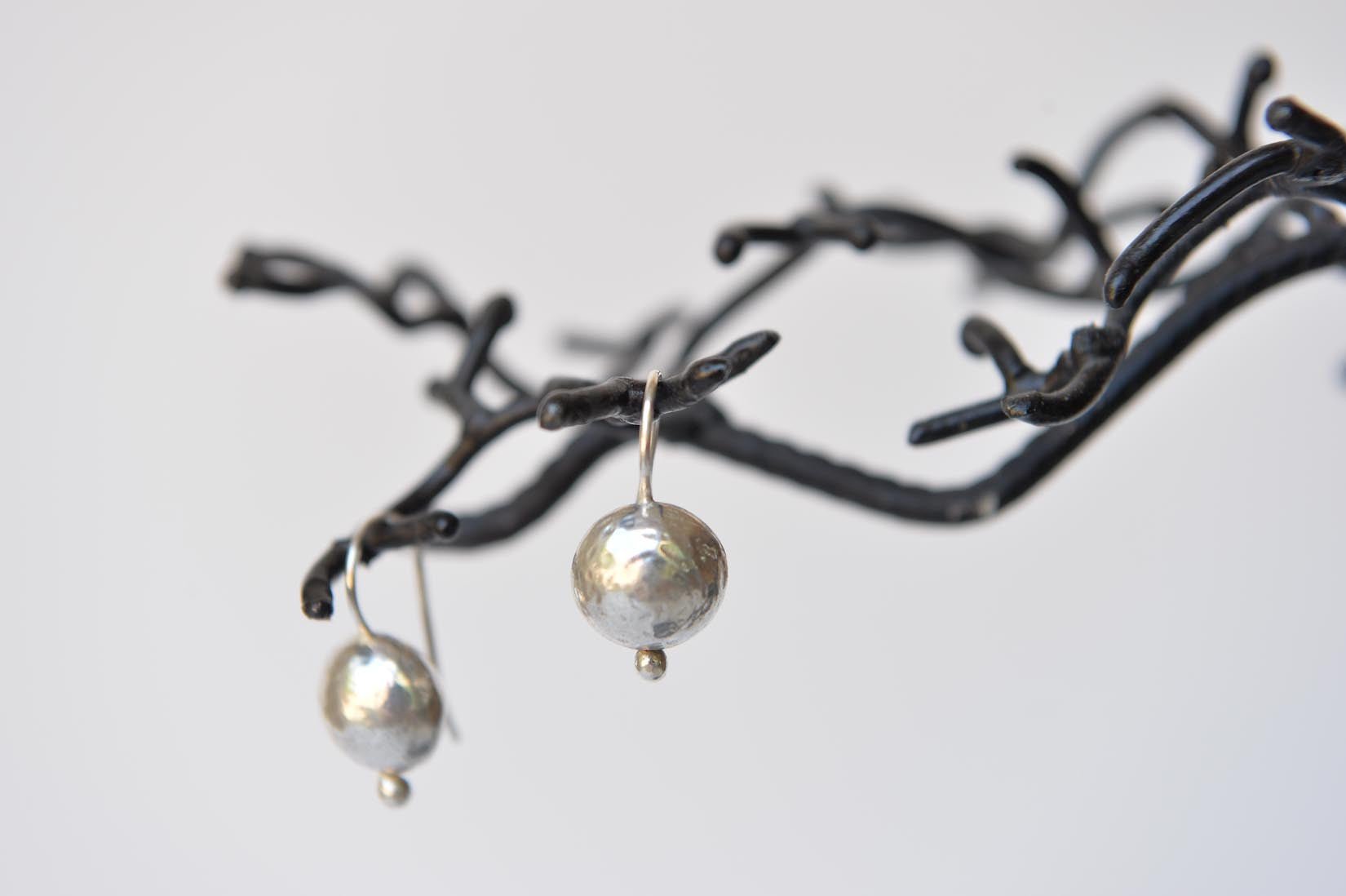 Small sphere earrings by Elisabeth Riveiro - Natalia Willmott