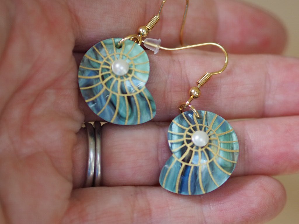 Spiral shell pendant green Tatty Devine - Natalia Willmott