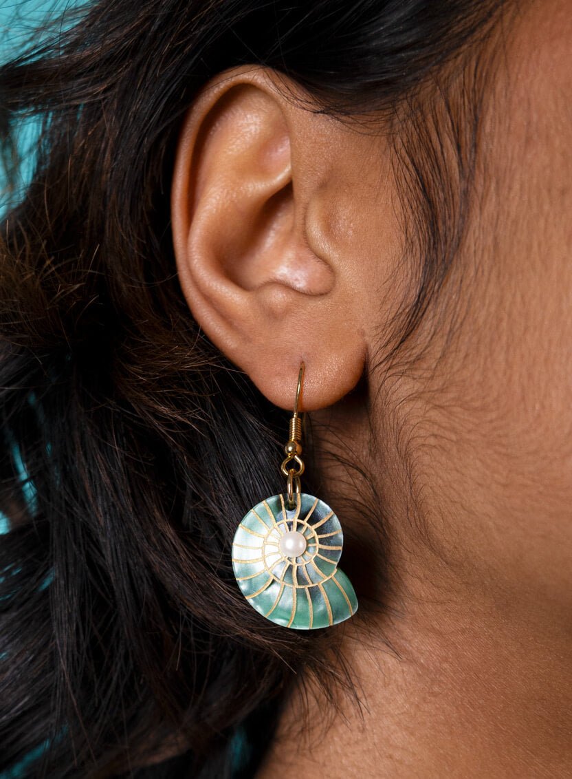 Spiral shell pendant green Tatty Devine - Natalia Willmott