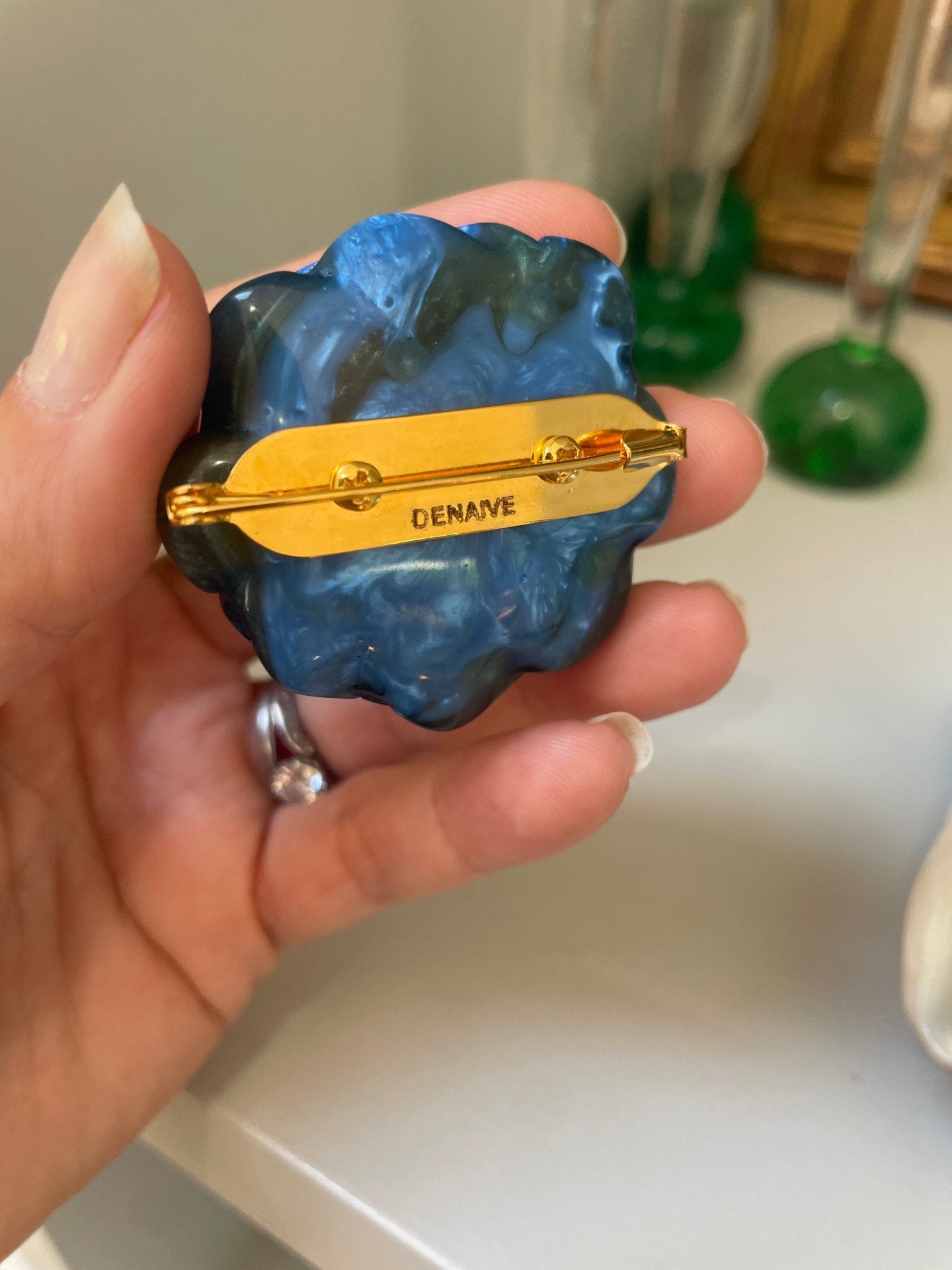 "Stania" brooch thunder by Dominique Denaive - Natalia Willmott