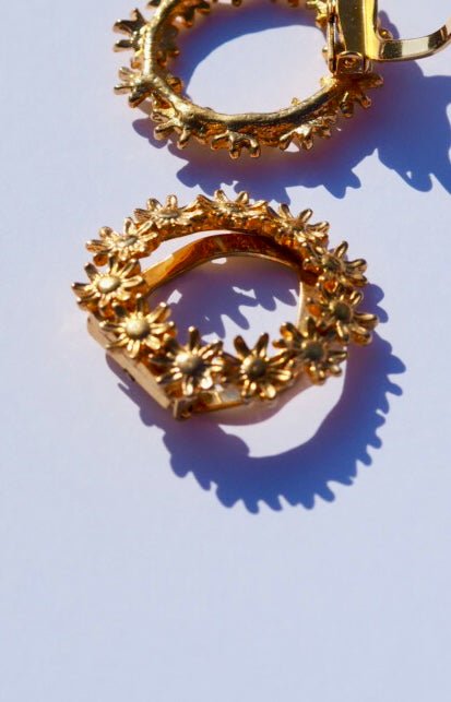 Vintage floral wreath daisies scarf clip - Natalia Willmott