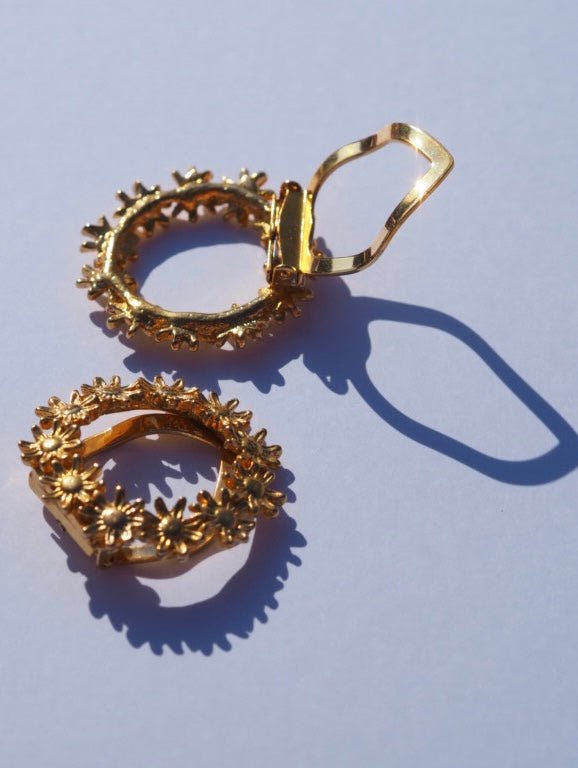 Vintage floral wreath daisies scarf clip - Natalia Willmott