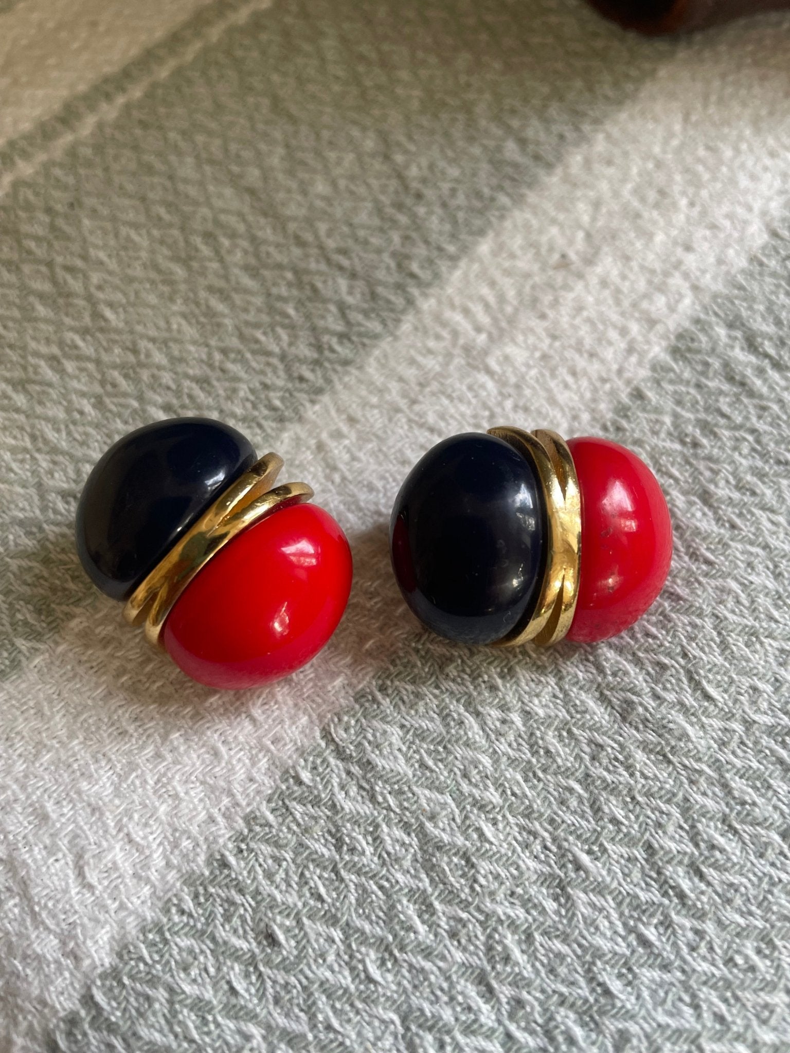 Vintage Orena red and dark blue clip on earrings - Natalia Willmott