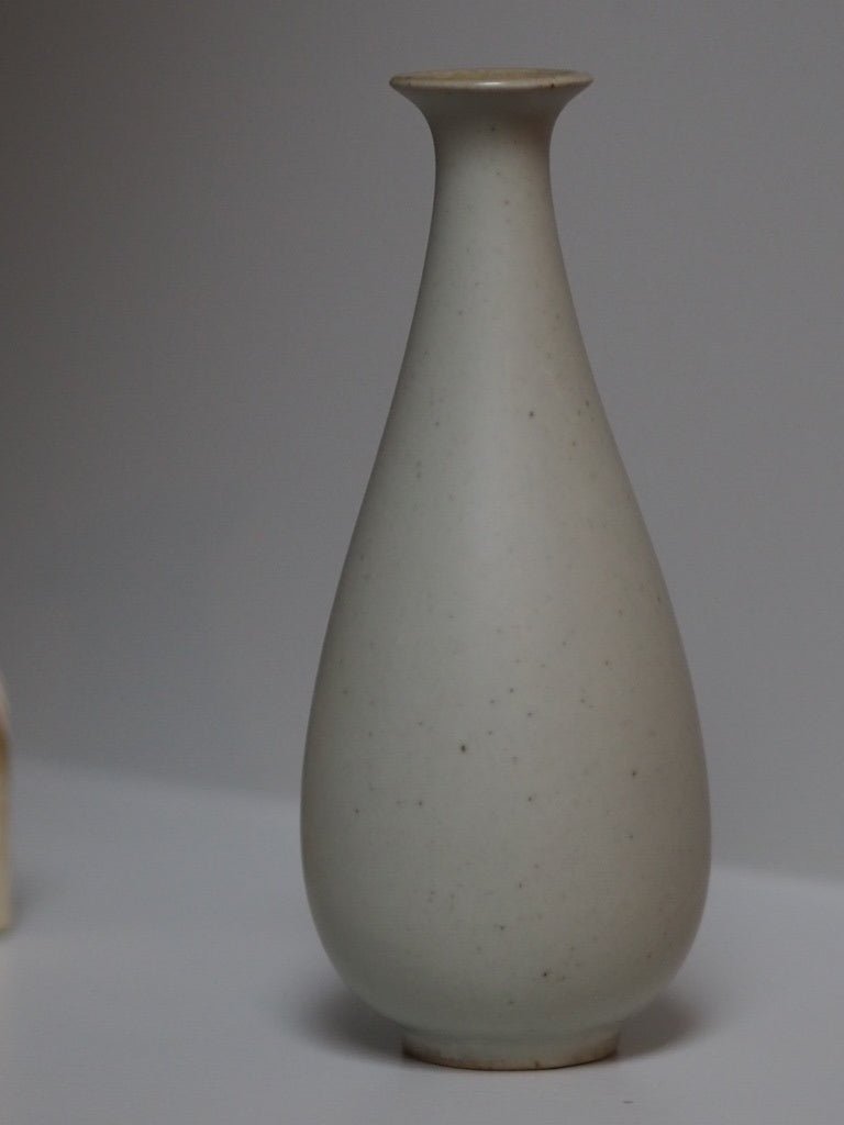 Chinese posy vase - Natalia Willmott