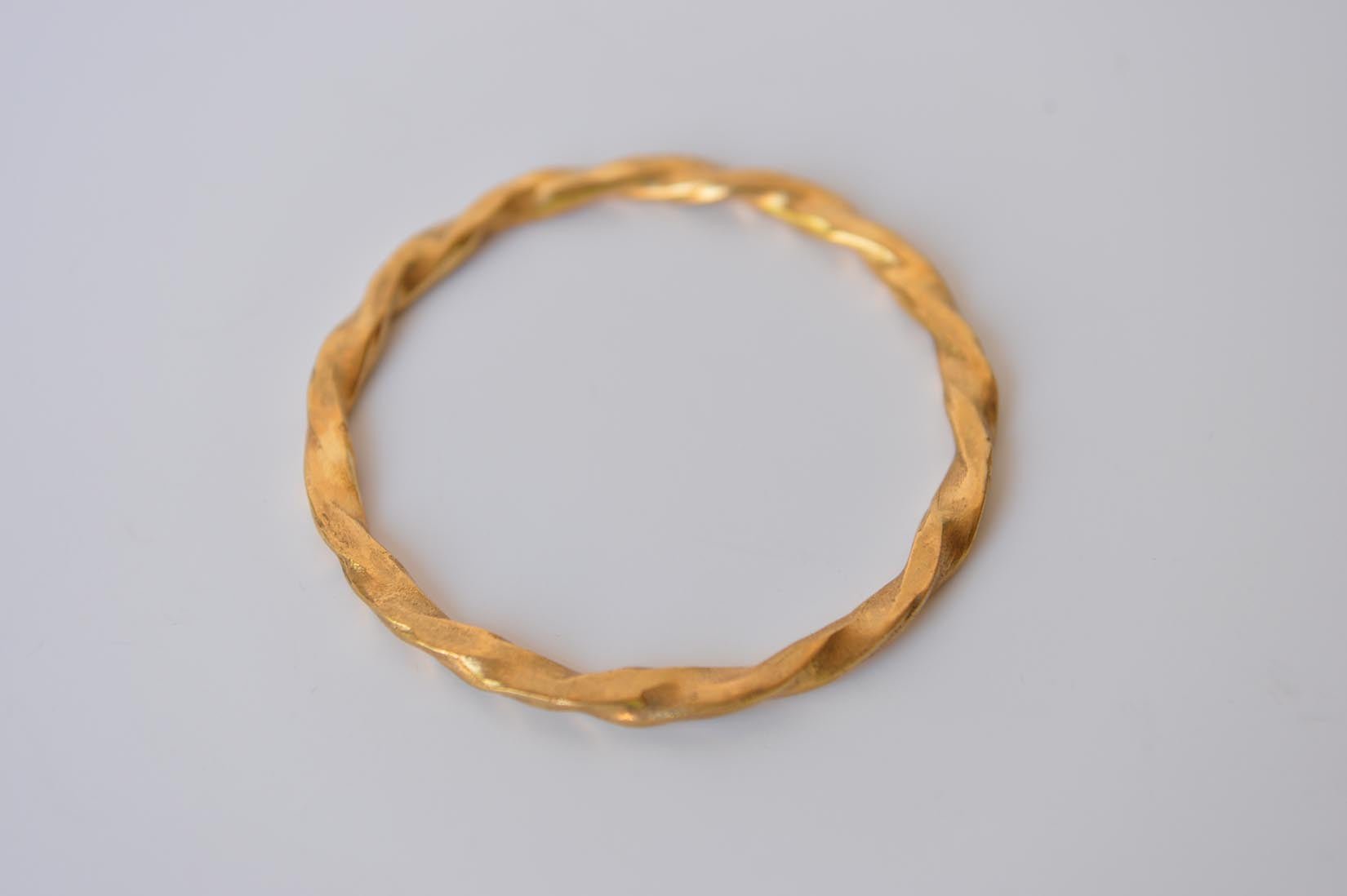 Circular bangle bracelet "Torsade" by Elisabeth Riveiro - Natalia Willmott