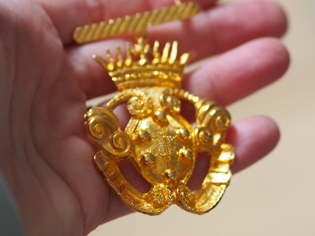 Gold heraldry and crown pin brooch - Natalia Willmott