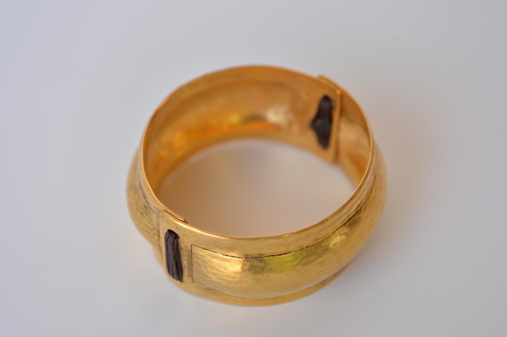 Heavy gold circular bangle bracelet by Elisabeth Riveiro - Natalia Willmott