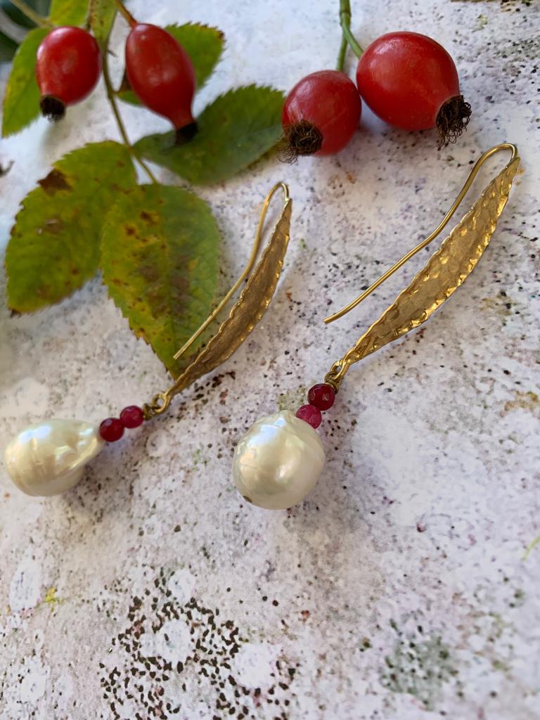 Leaf bronze earrings with the baroque pendant - Natalia Willmott