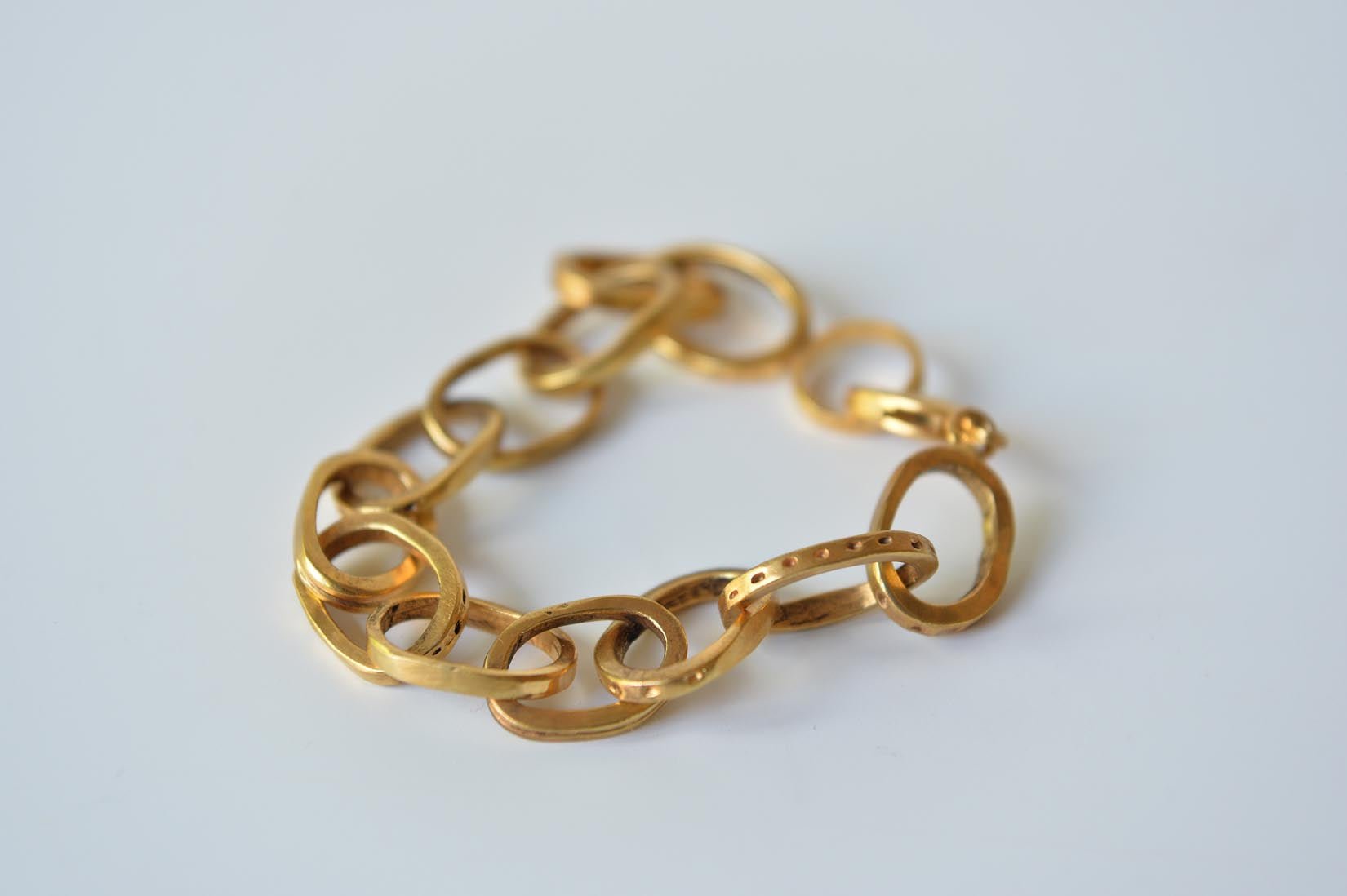 Loop chain bracelet by Elisabeth Riveiro - Natalia Willmott
