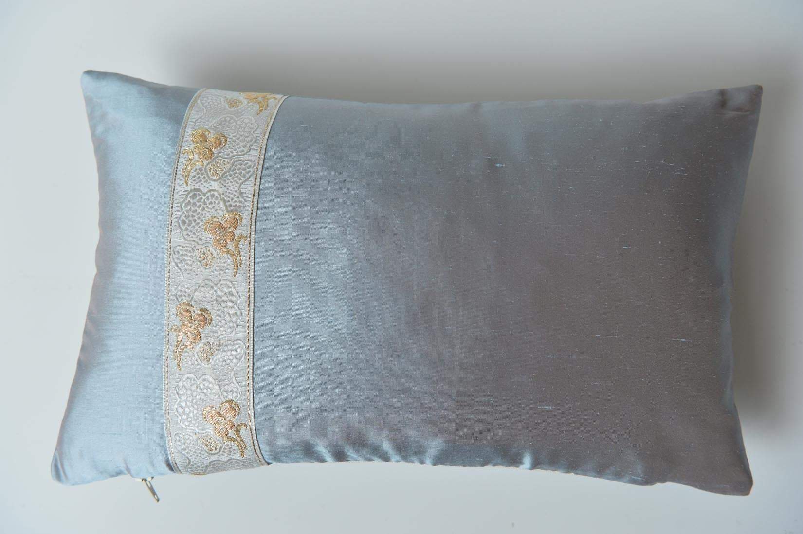 "Pensée" Lunar grey silk cushion - Natalia Willmott
