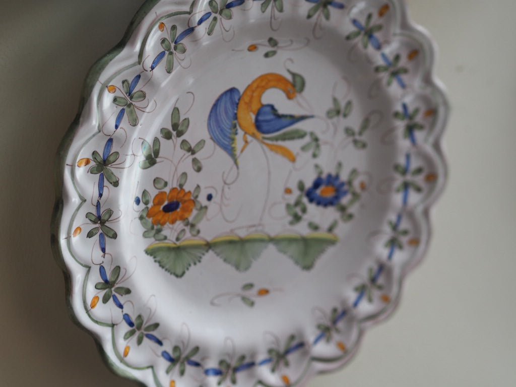Scalloped hand painted plate with bird Jodra Martres - Natalia Willmott