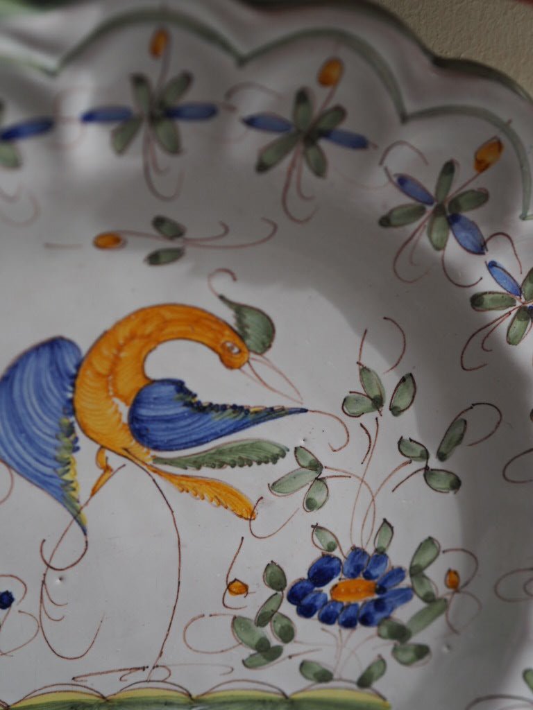 Scalloped hand painted plate with bird Jodra Martres - Natalia Willmott
