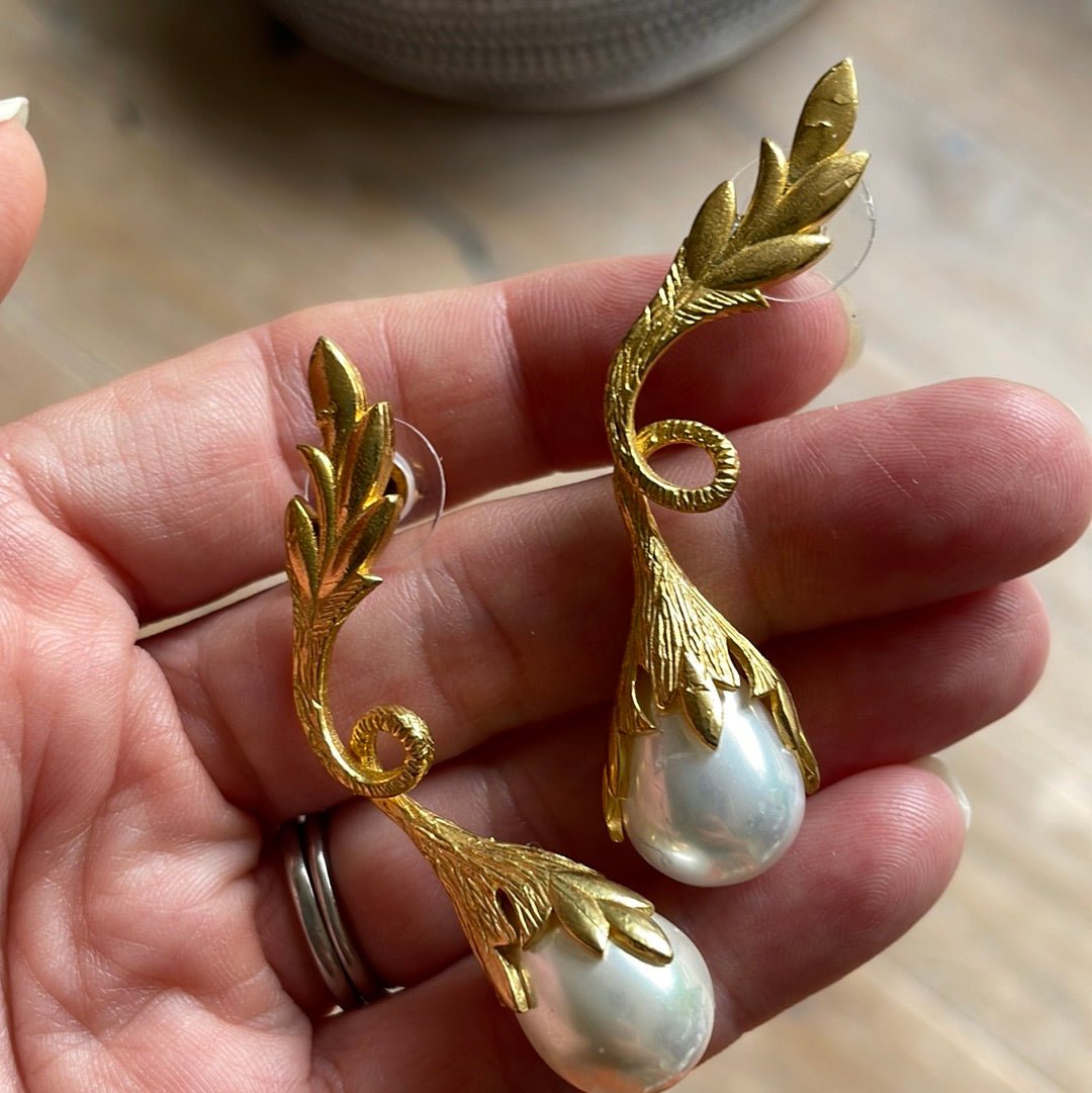 Twisted leaf gold plated earrings with the Majorca pearl - Natalia Willmott